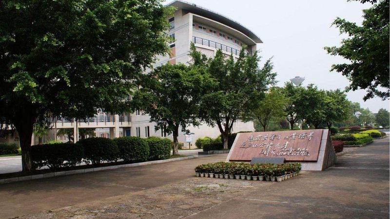 电阻电容选型：关键参数与实际应用**